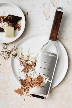 Microplane Schälen Und Zerkleinern>Große Raspel mit Holzgriff - Master